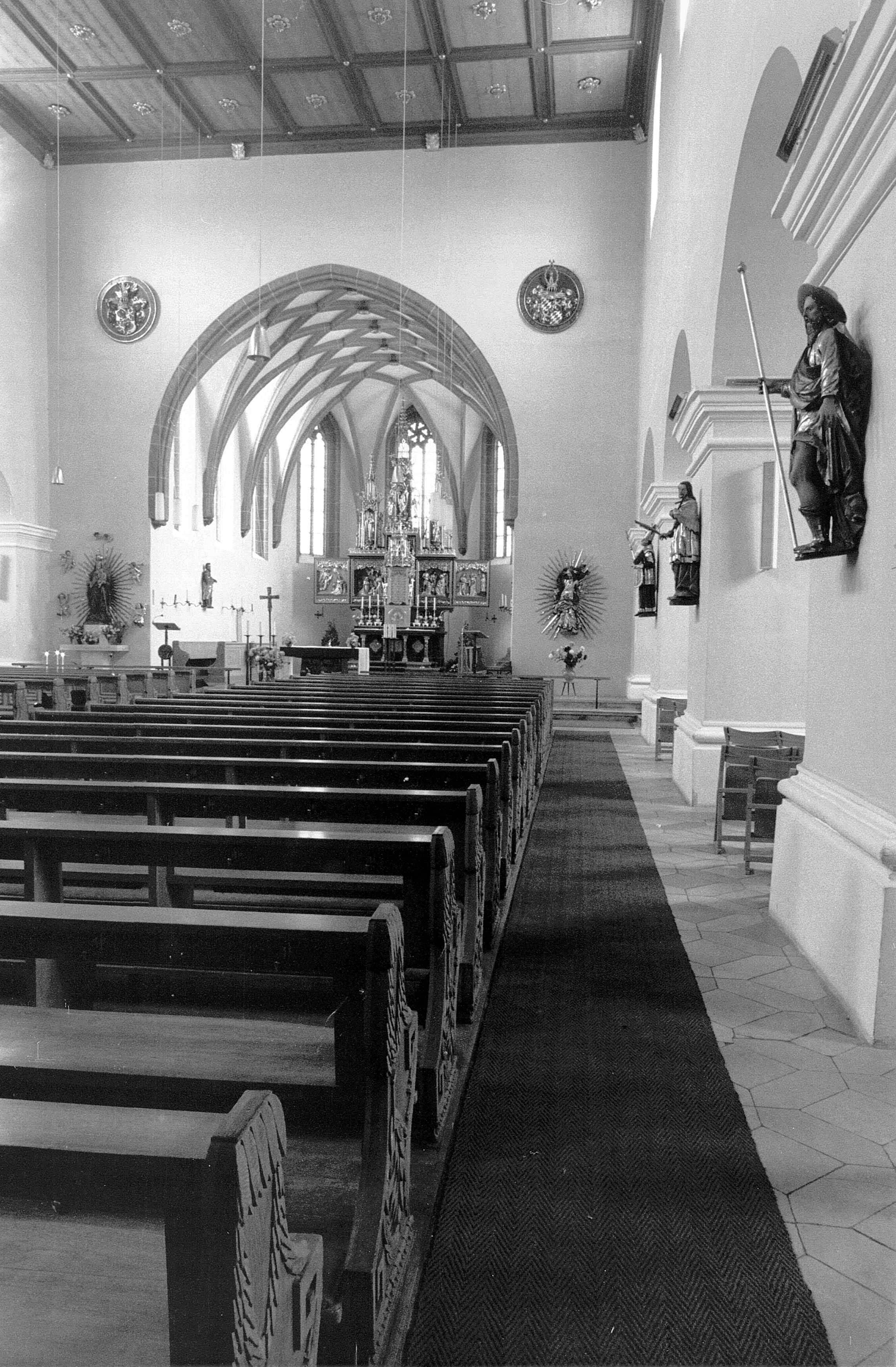 028 Hofkirche, Innenaufnahme mit Blick auf Altar
